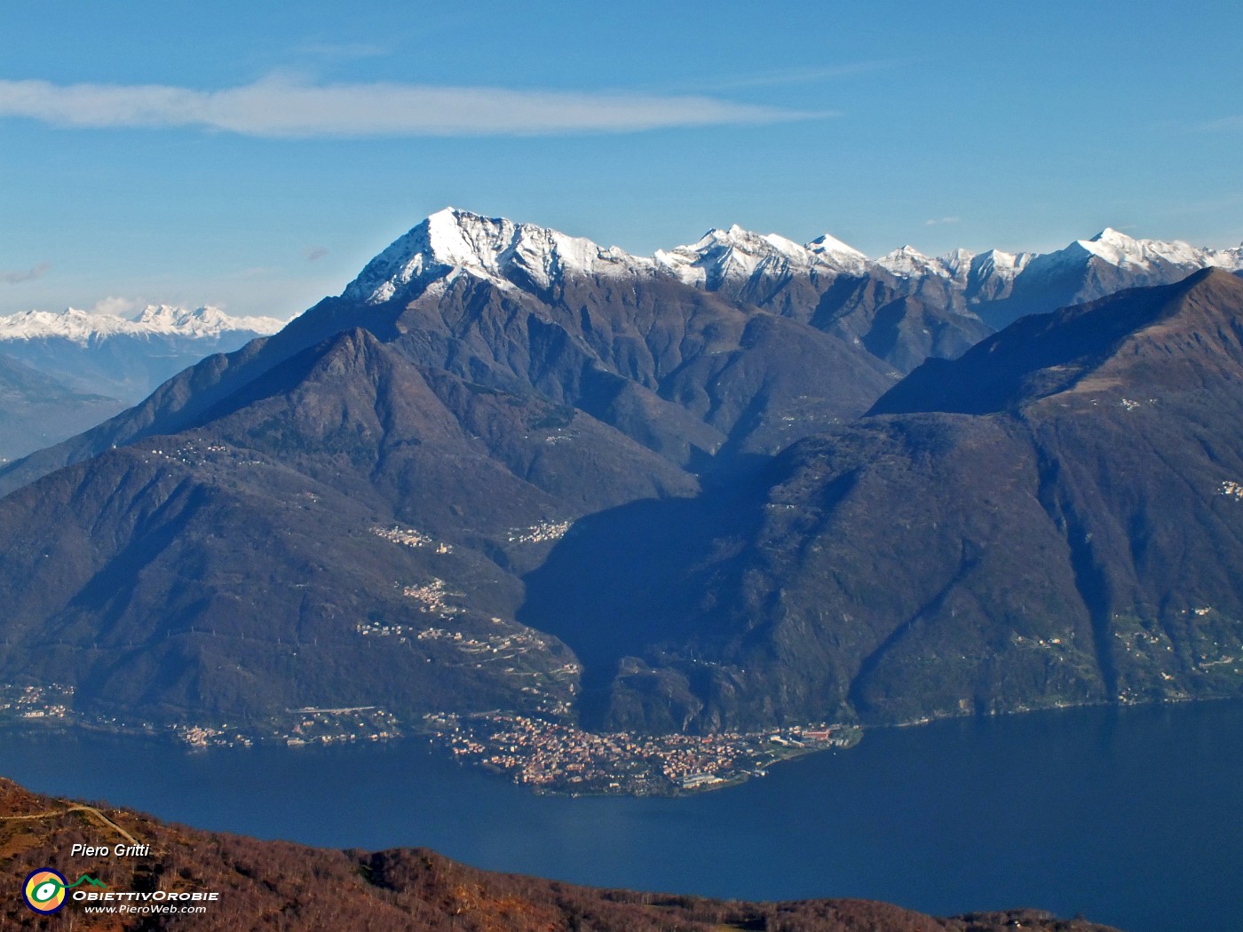 66 Sul lago Dervio, in alto da sx. Legnone, Moncale, Cortese, Pizzo Alto e Rotondo, Mellasc.JPG